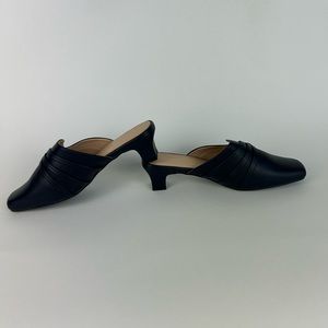 Take a look at these size 9 WIDE navy blue heels!